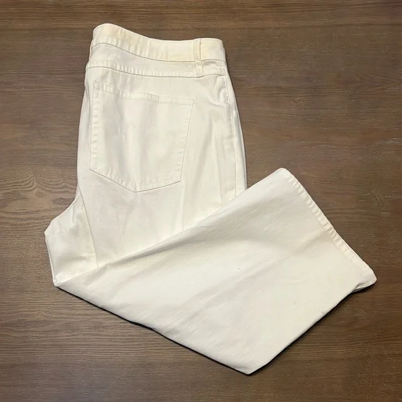 Riders by Lee Jeans Riders By Lee White Capris Nwt Poshmark